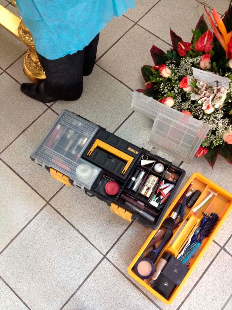 caja de cómo se maquilla a un muerto