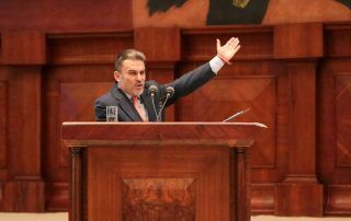Por qué fue destituido José Serrano