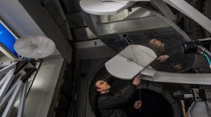 Shep Doeleman, director del EHT, trabaja en el Gran Telescopio Milimétrico en Puebla