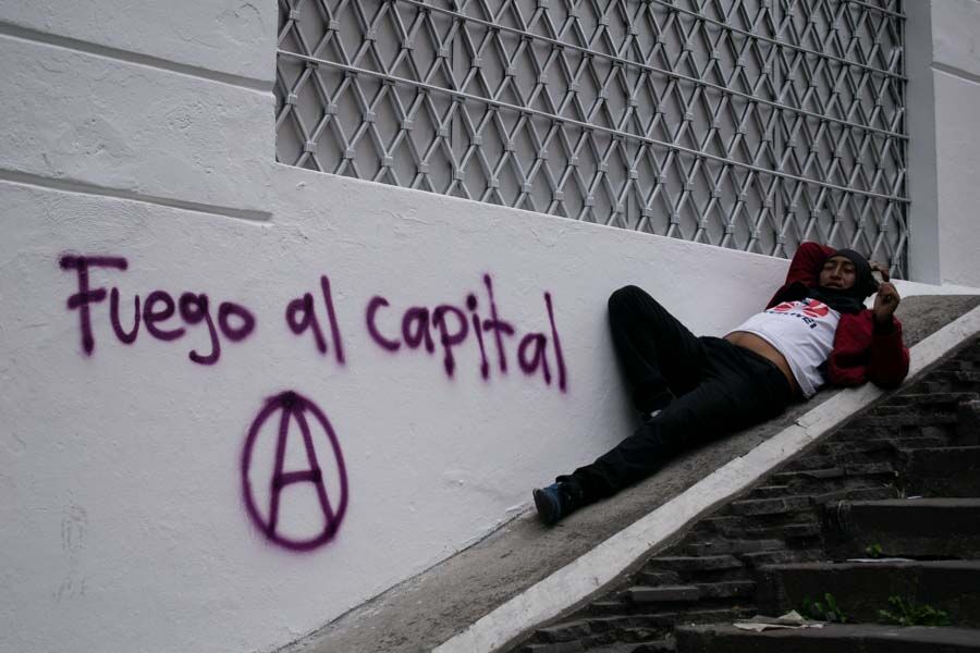 protestante descansa en el paro nacional
