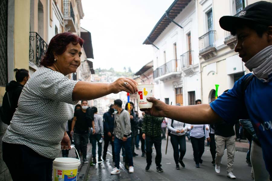 personas ayudan a manifestantes del paro nacional