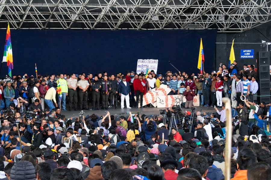 indígenas en el agóra casa de la cultura