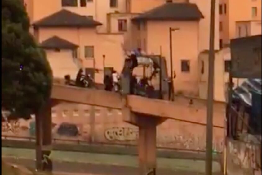 Joven Cae Del Puente De San Roque