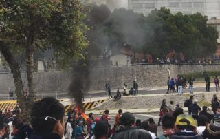 manifestantes entran a la Asamblea Nacional