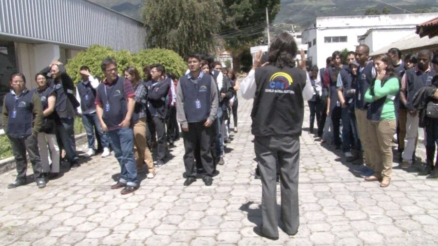 verificadores contratados por el CNE