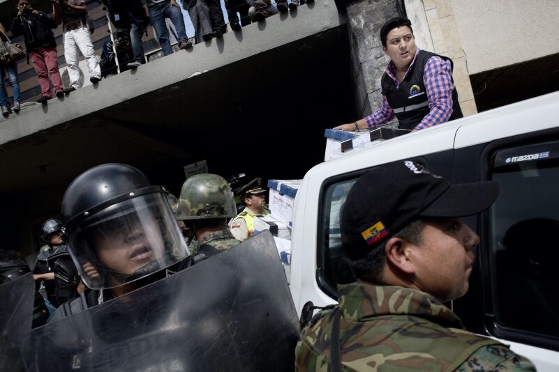 traslado de cajas de firmas del Yasuní al COSSFA