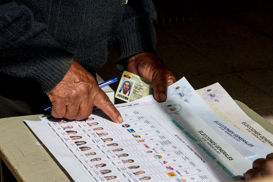 Miembros de las juntas receptoras del voto dieron las indicaciones sobre las papeletas a los votantes antes de sufragar.