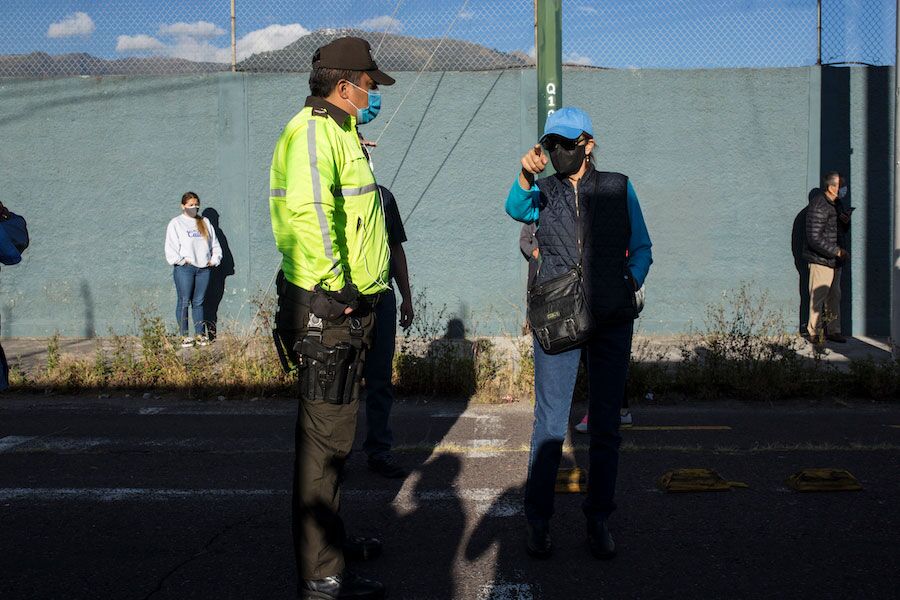 La presencia de policías ayudó a mantener el orden y la seguridad fuera de los recintos electorales.