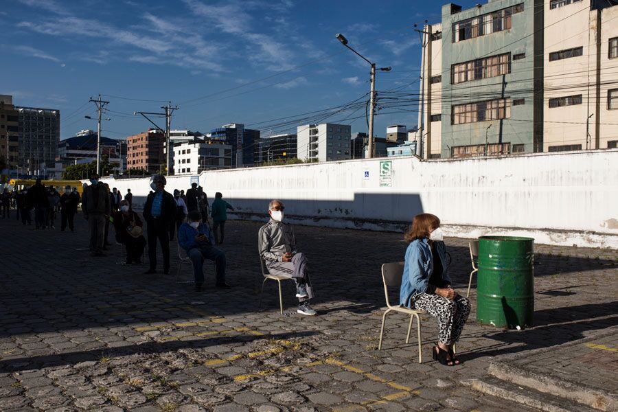 En el Instituto Técnico Central de la ciudad de Quito había una fila especial para las personas de la tercera edad que sufragaban. En Ecuador el voto es obligatorio hasta las 65 años, desde los 66 es opcional.