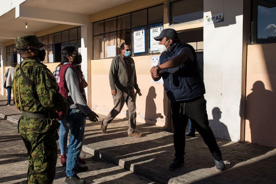 Un ciudadano reclamó a los miembros del CNE por el retraso en abrir las juntas receptoras del voto. En el Instituto Central Técnico de la ciudad de Quito la hora de sufragio empezó a las 7 y 35 de la mañana.