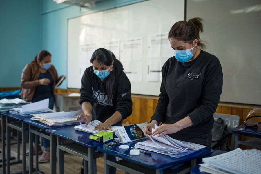 Luego de cerradas las urnas, los miembros de las juntas empezaron a contabilizar las papeletas.