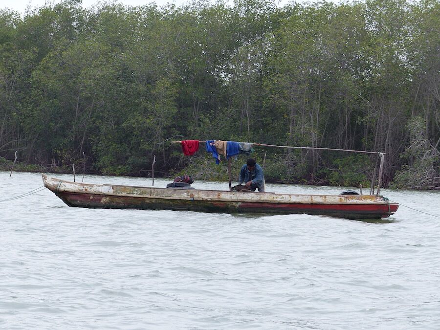 canoa en el golfo de Guayaquil