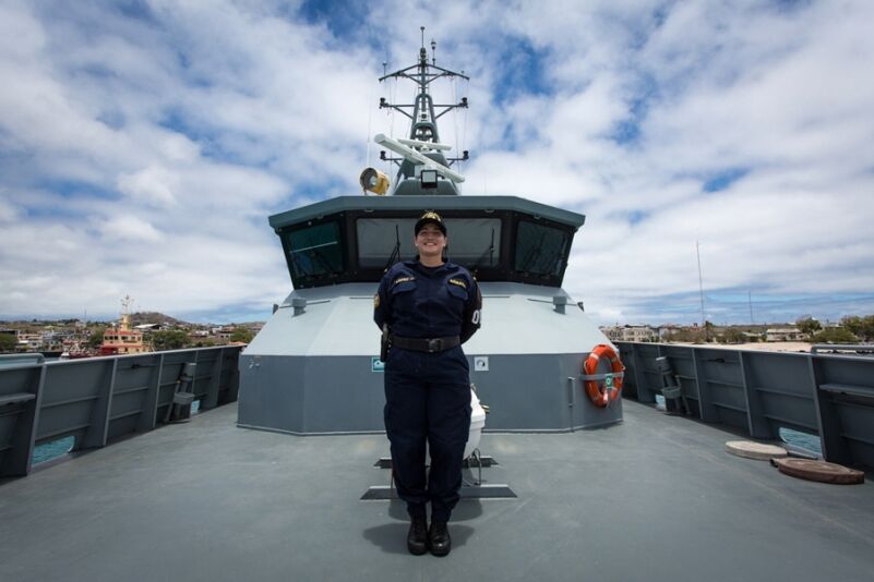 Jennifer López, Alférez de fragata de la Armada del Ecuador