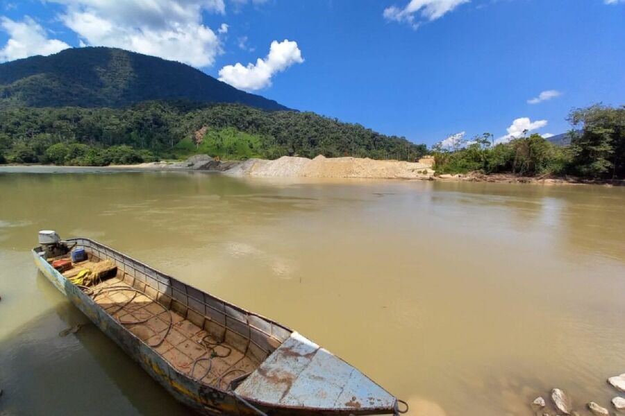 piscinas de dragado contaminan el río Nangaritza