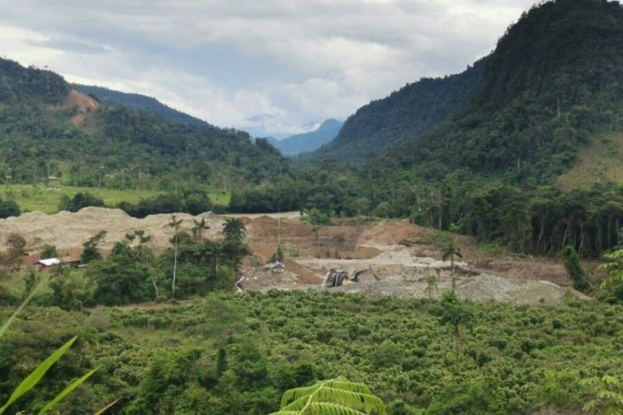 retroexcavadoras permanecen en el río Nangaritza