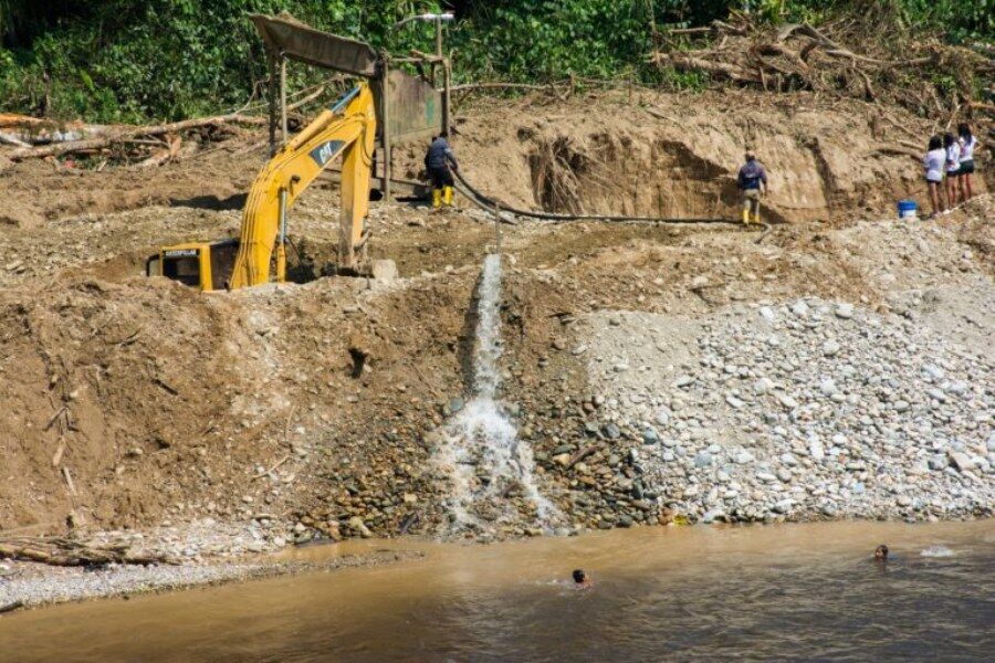 niños juegan en la parte alta del río Nangaritza