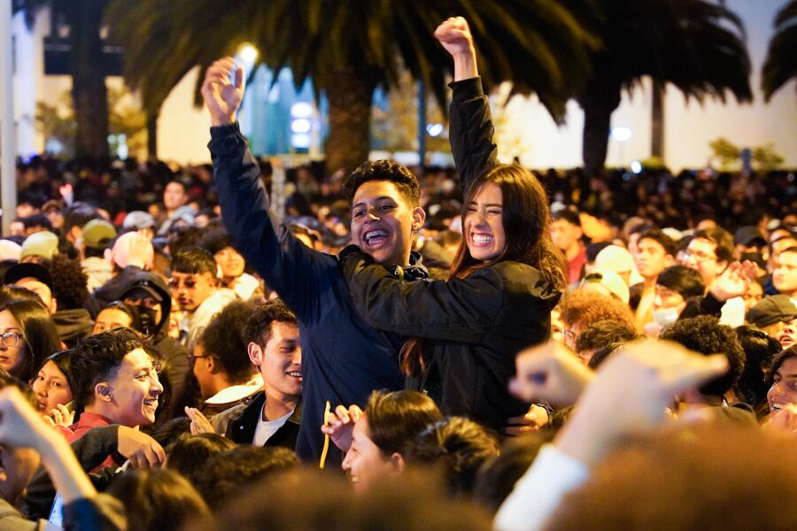 Fanáticos celebran en el concierto de Bad Bunny