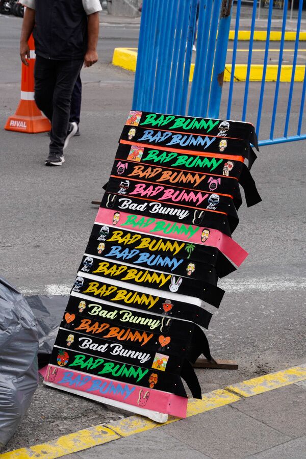 Mercadería del concierto de Bad Bunny