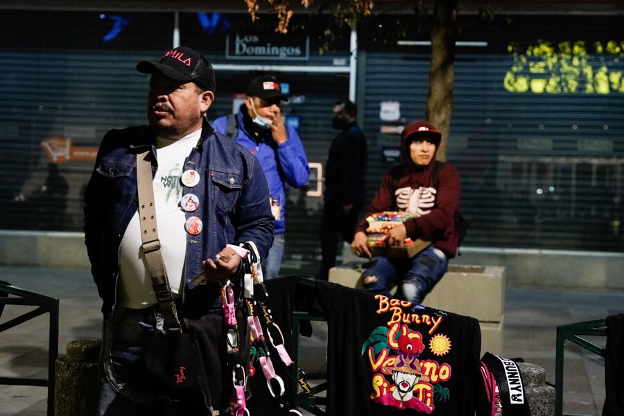 vendedores ambulantes en el concierto de Bad Bunny