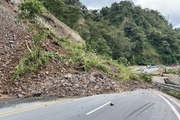 deslizamiento de tierra en la carretera