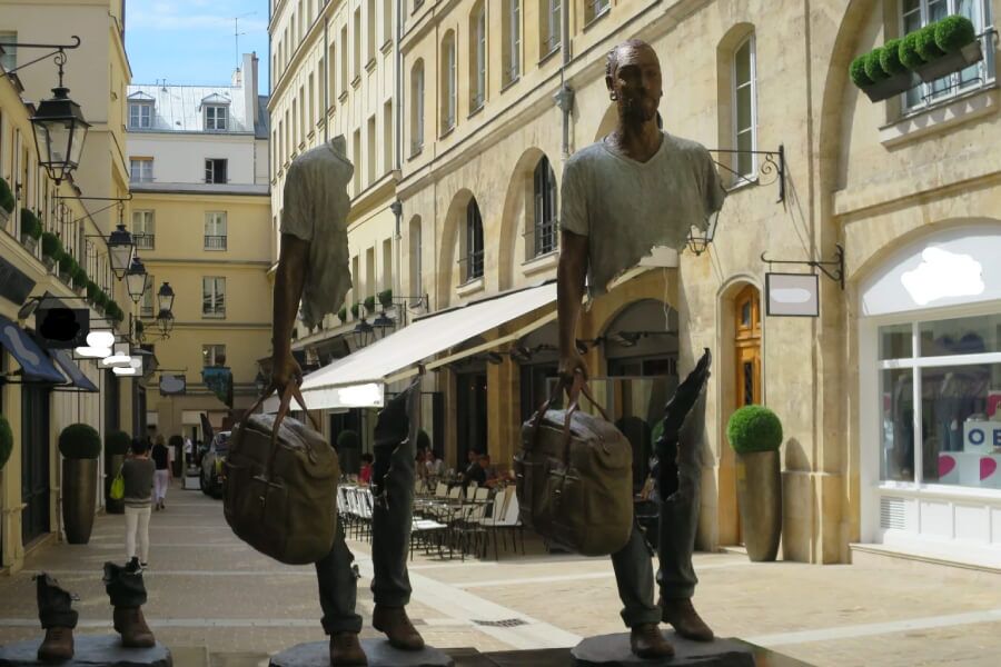 Estatua de migrante