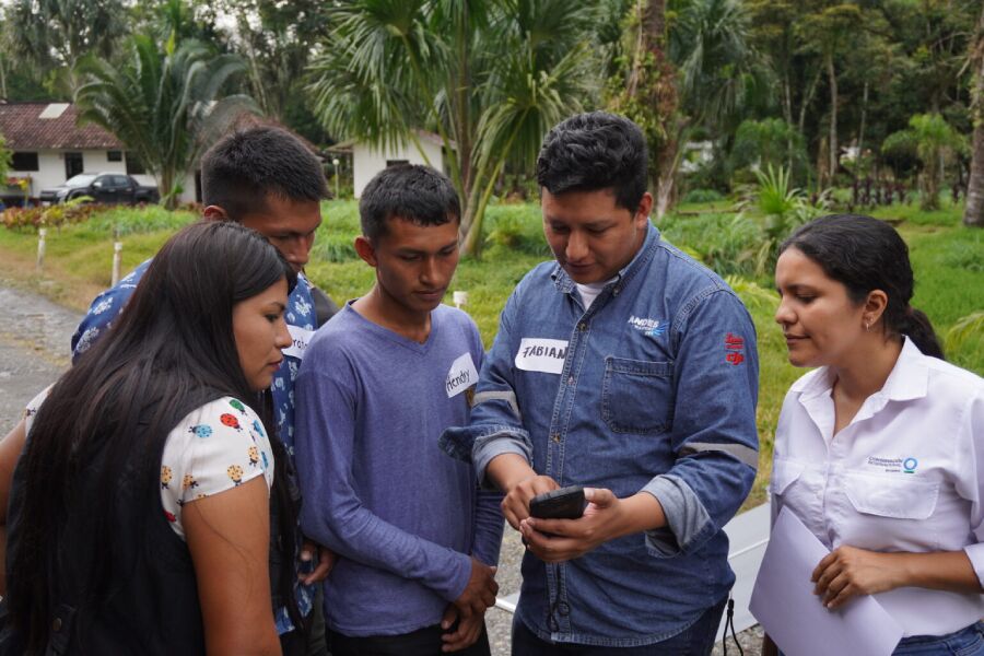 Teresa Chiriapa y el equipo de guardabosques