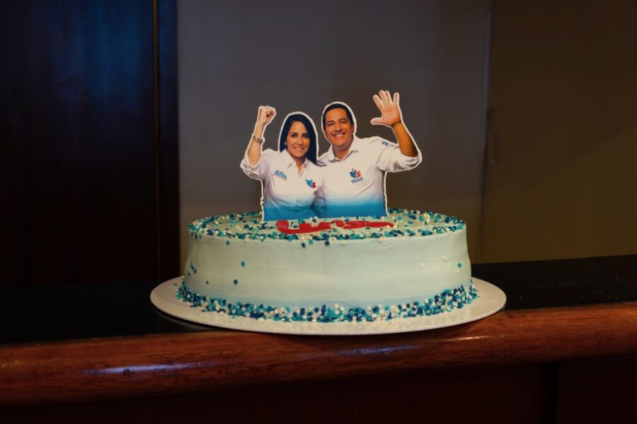 Un pastel con las imágenes de Luisa y Arauz