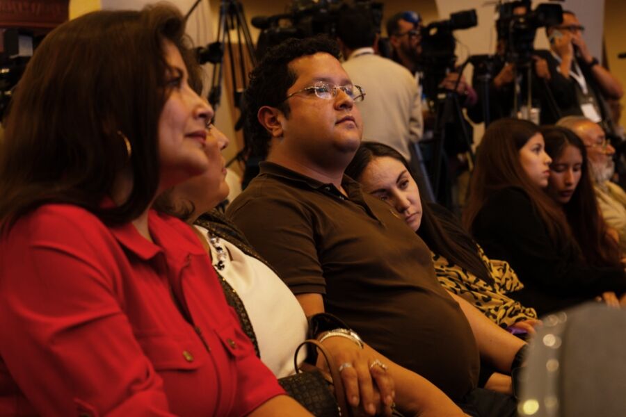 Gente esperando a Luisa