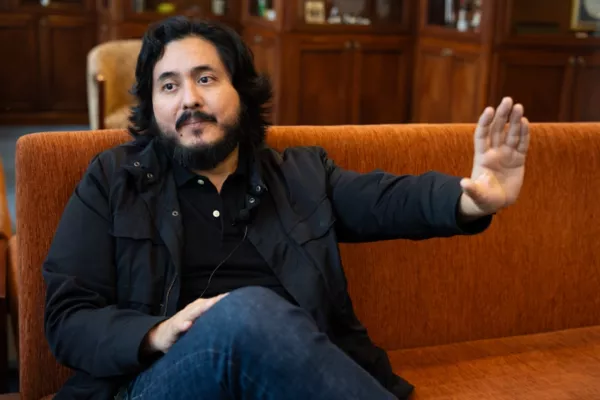 Ernesto Carrión revela detalles de su novela Triángulo Fúser.