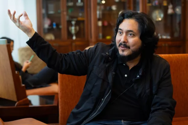 Ernesto Carrión y su novela Triángulo Fúser