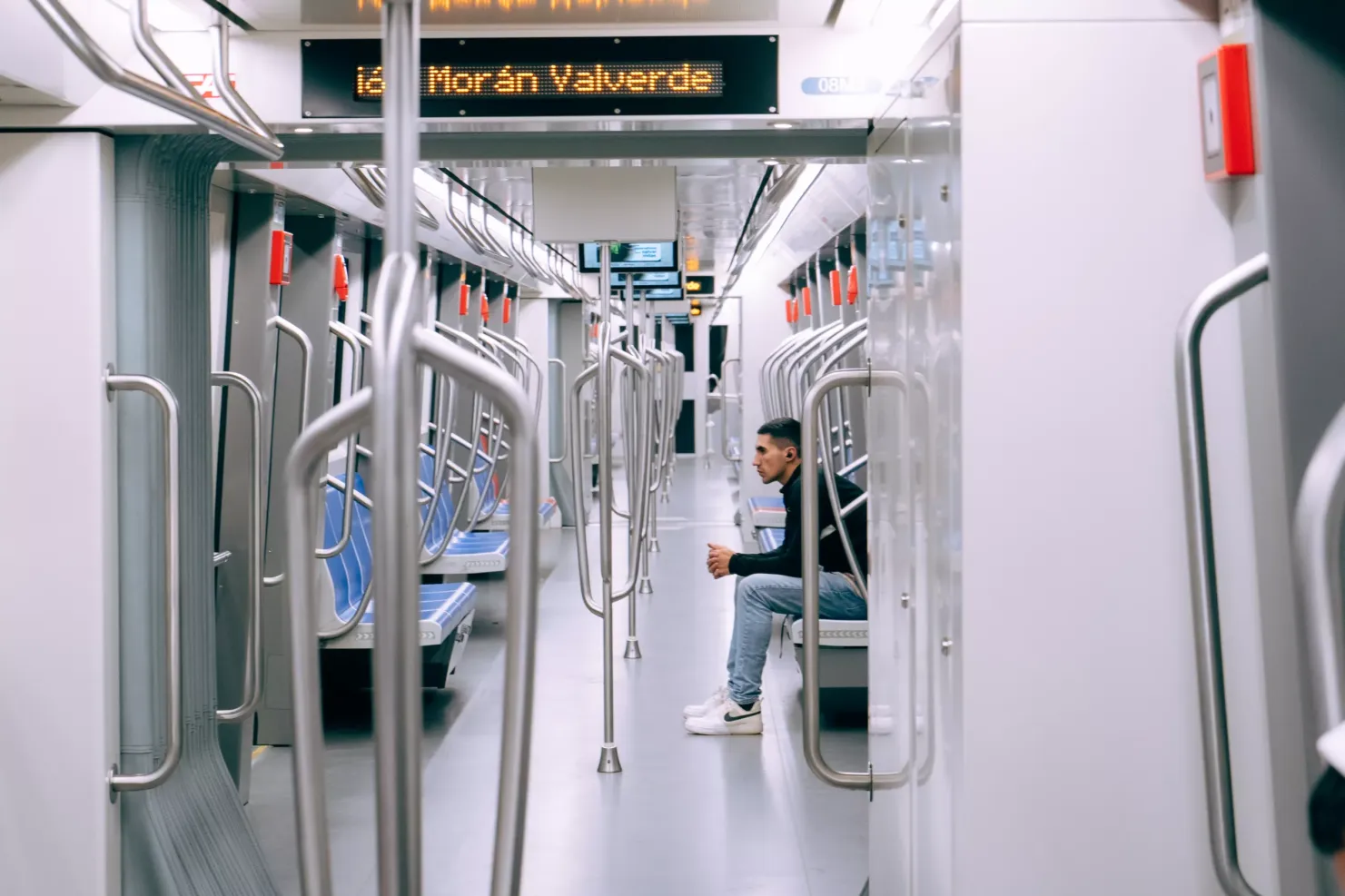 Hombre viaja solo en el vagón del metro de Quito hacia la estación Morán Valverde Hombre viaja solo en el vagón del metro de Quito hacia la estación Morán Valverde