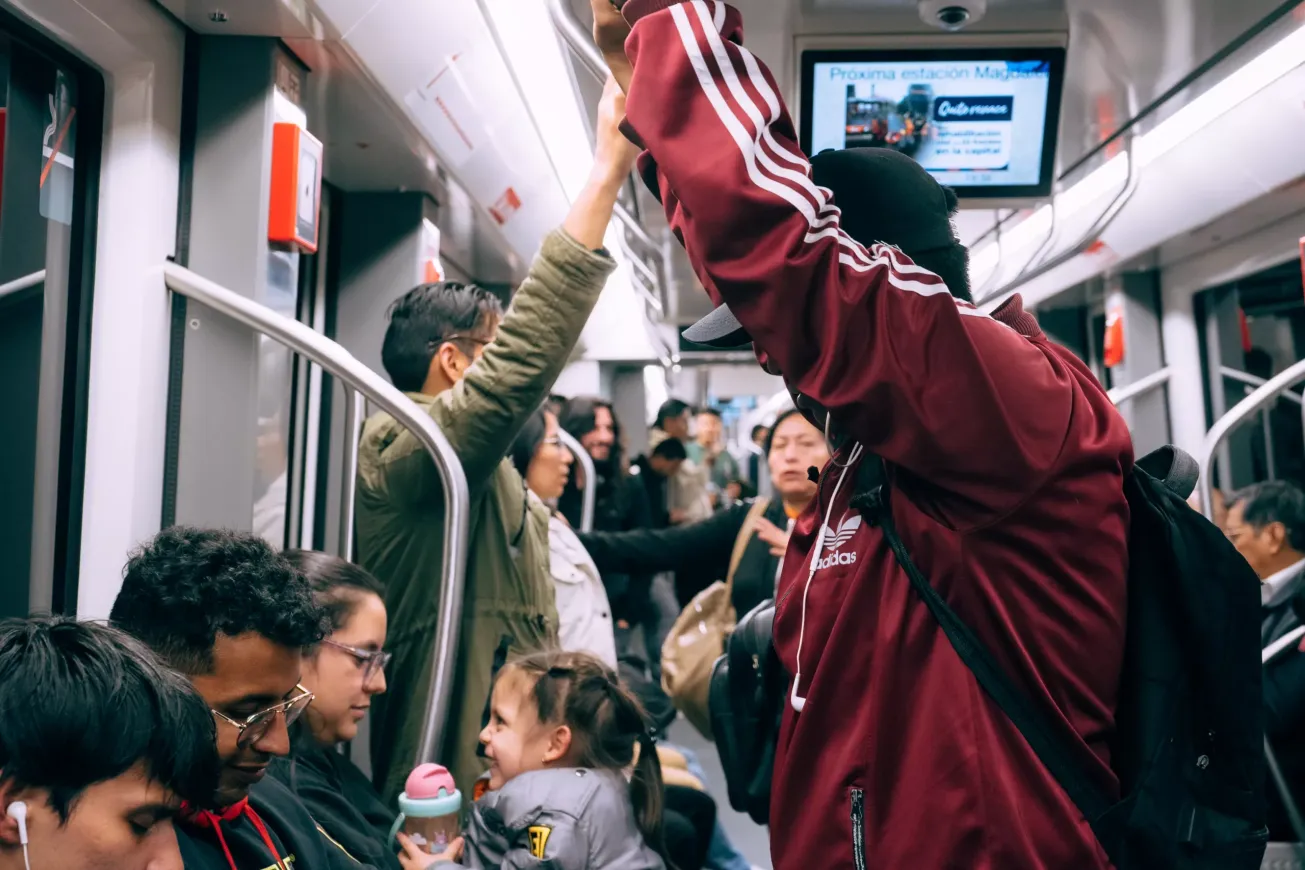 Un vagón del metro de Quito lleno Un vagón del metro de Quito lleno