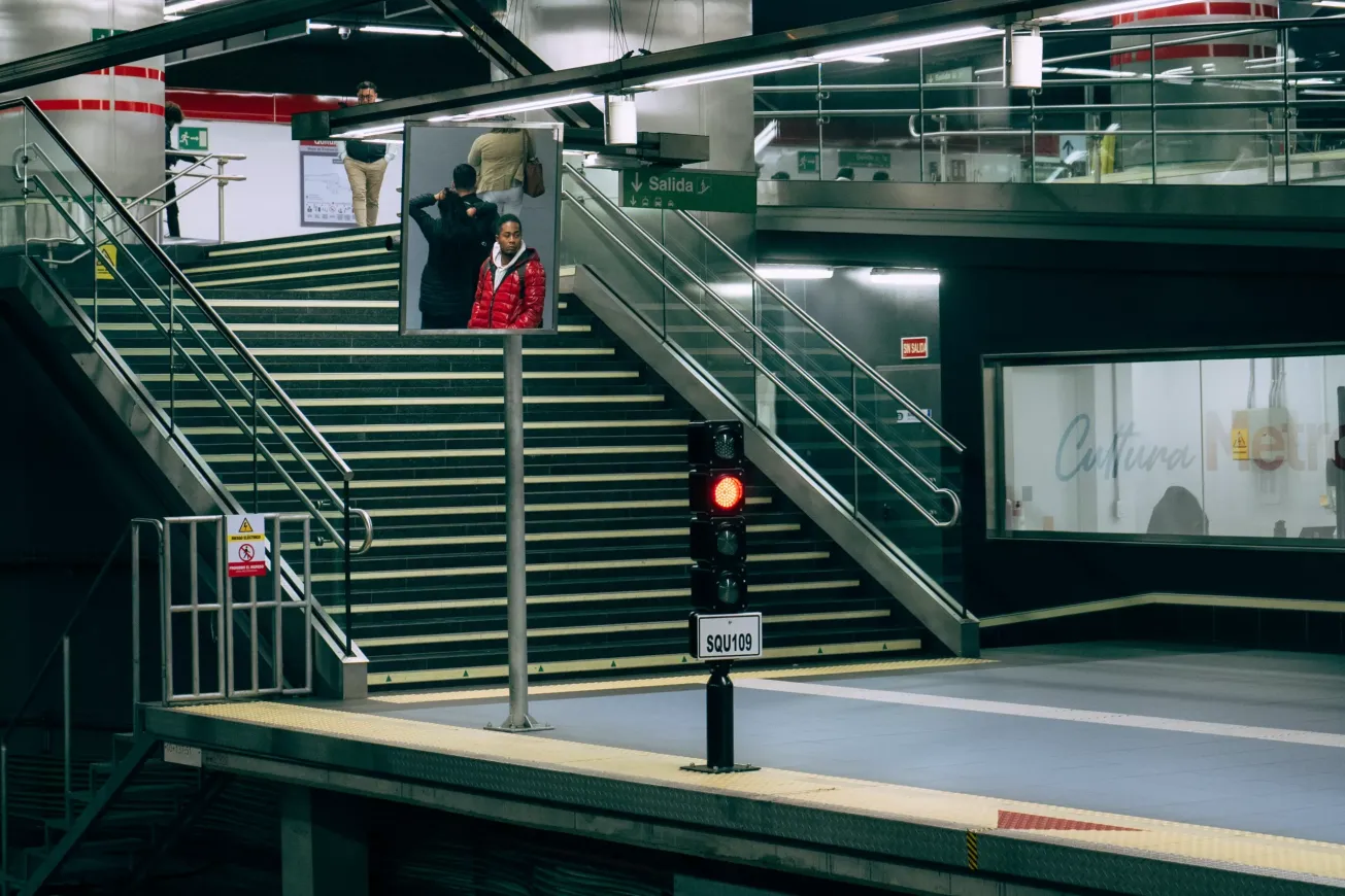 Reflejo de personas que esperan en el andén del metro de la estación Quitumbe Reflejo de personas que esperan en el andén del metro de la estación Quitumbe