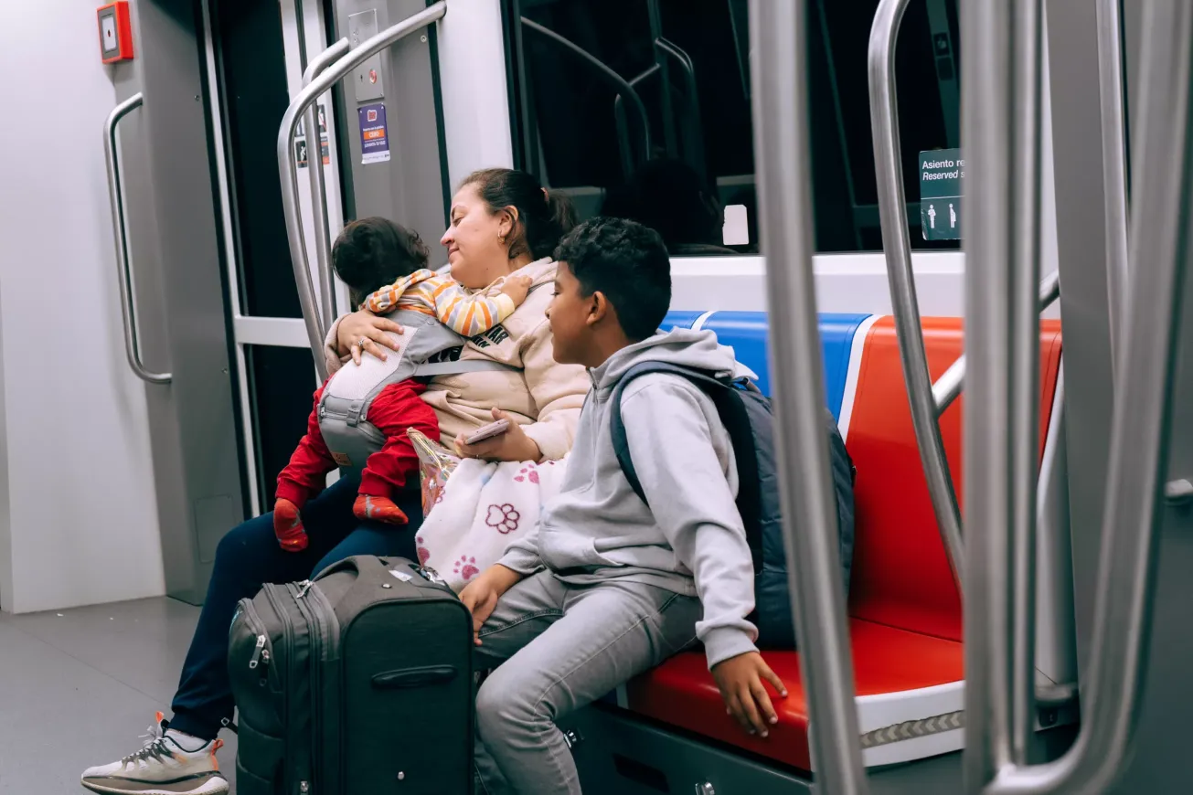 Familia viaja con maletas desde la estación Quitumbe en el metro Familia viaja con maletas desde la estación Quitumbe en el metro
