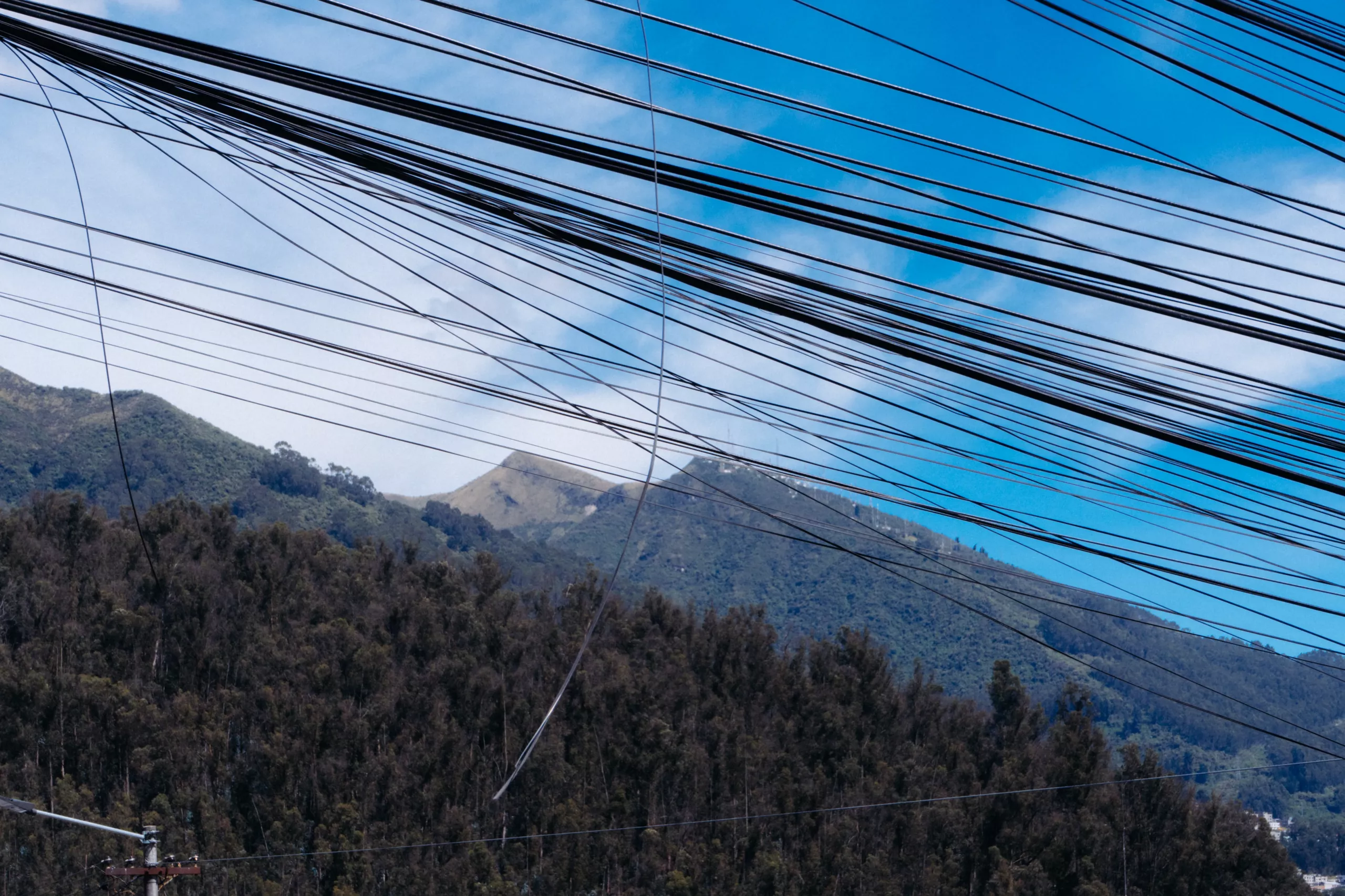 Los cables en Quito, un paisaje antinatural que tapa el paisaje natural Los cables en Quito, un paisaje antinatural que tapa el paisaje natural