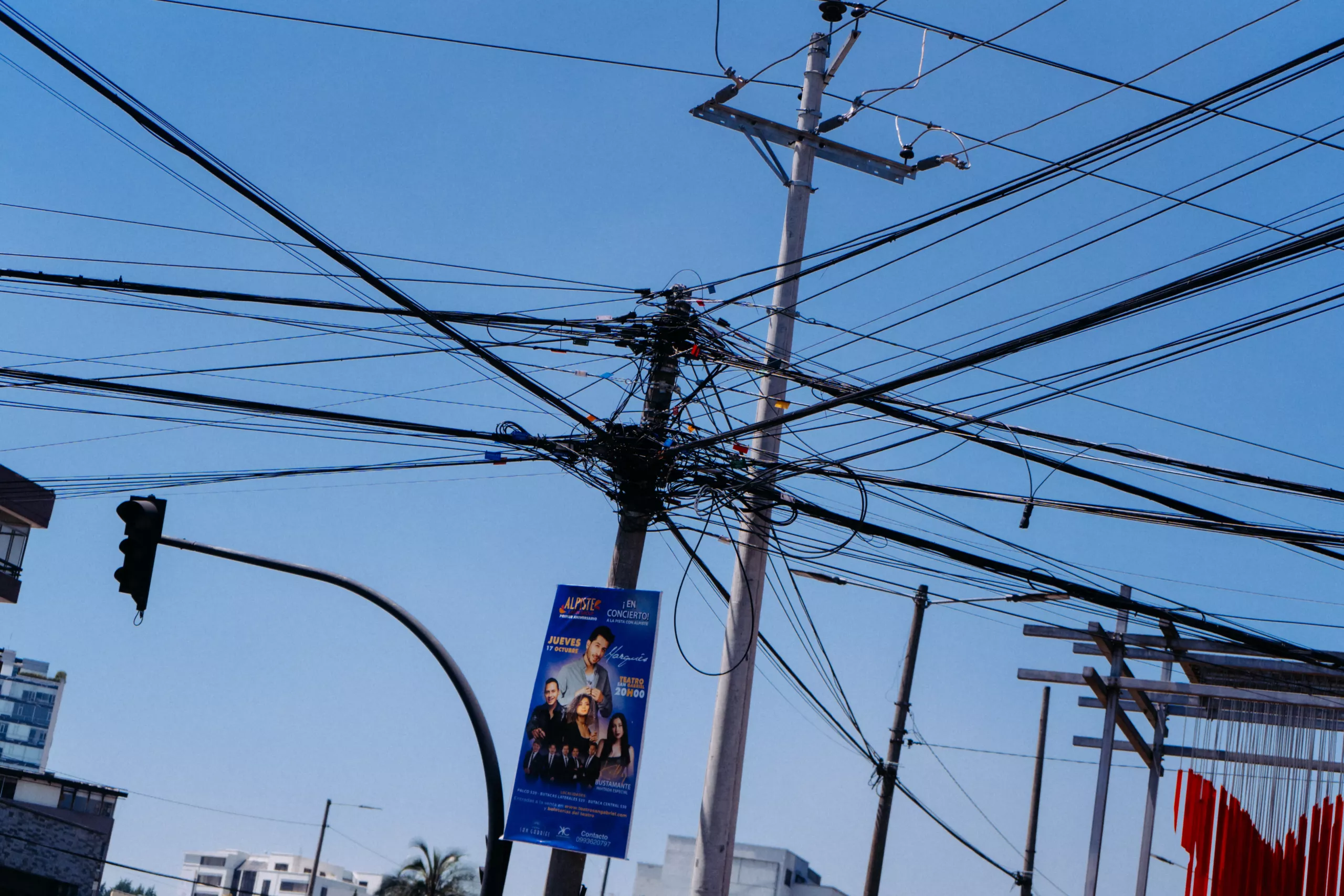Una intersección en Quito, en la avenida América, infestada de cables eléctricos y de otros servicios Una intersección en Quito, en la avenida América, infestada de cables eléctricos y de otros servicios