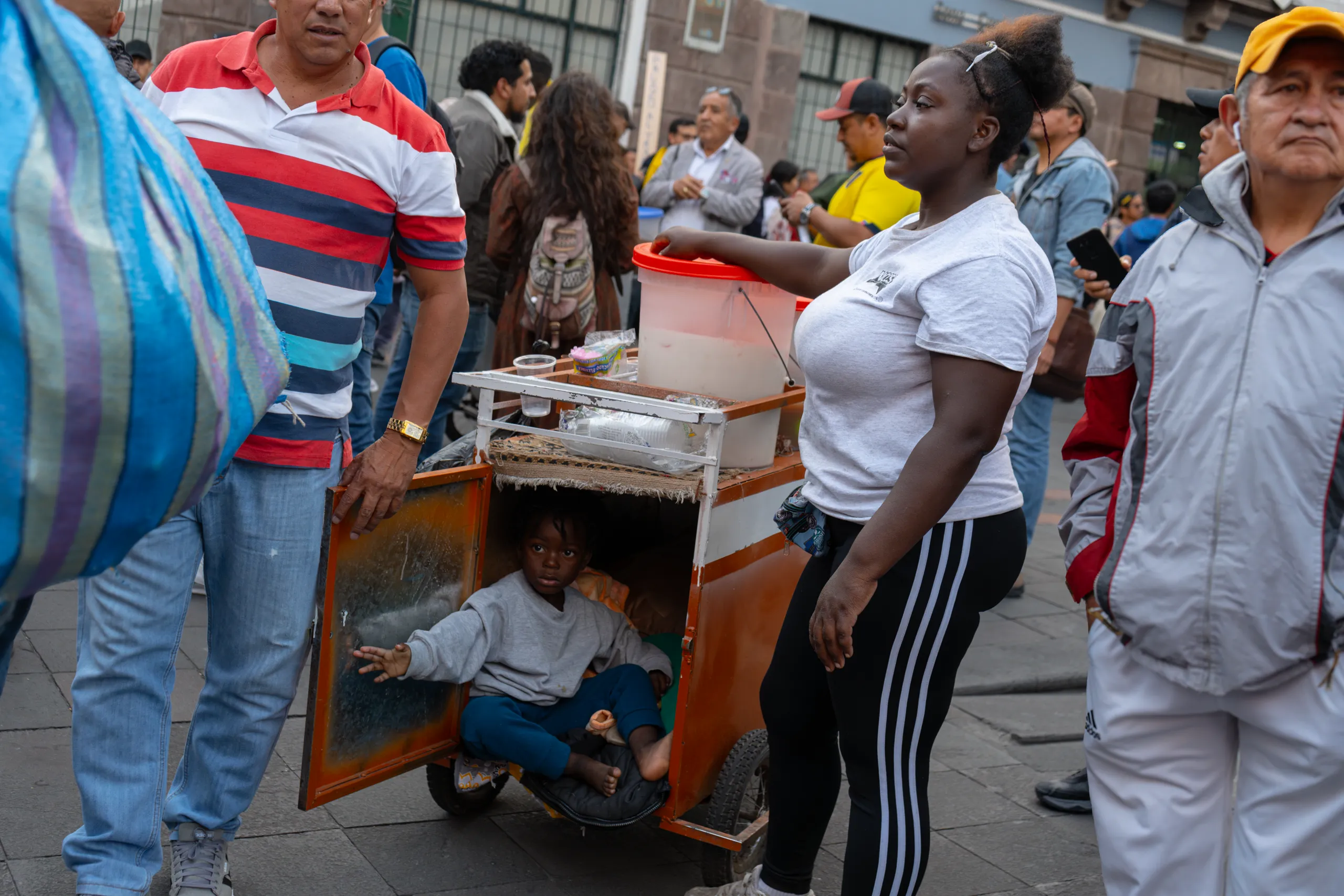 Una vendedora ambulante durante manifestación en Quito. Una vendedora ambulante durante manifestación en Quito.