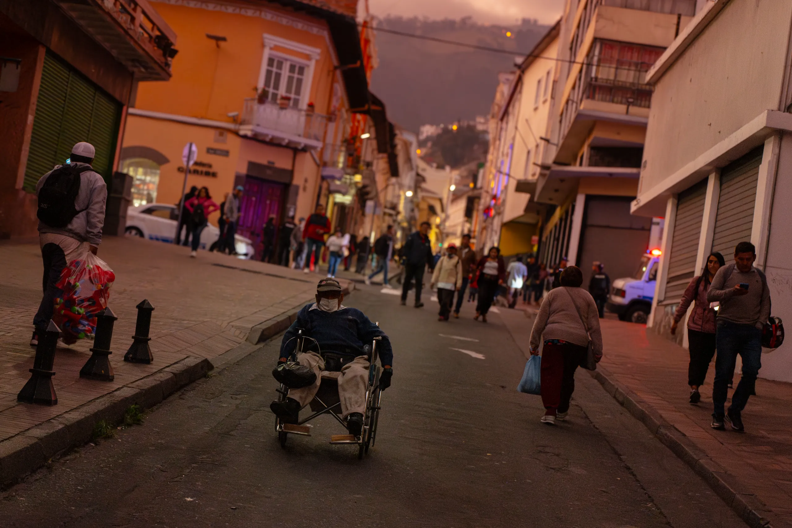 Hombre en silla de ruedas baja atravesando las bullas hasta la Plaza de Santo Domingo. Hombre en silla de ruedas baja atravesando las bullas hasta la Plaza de Santo Domingo.