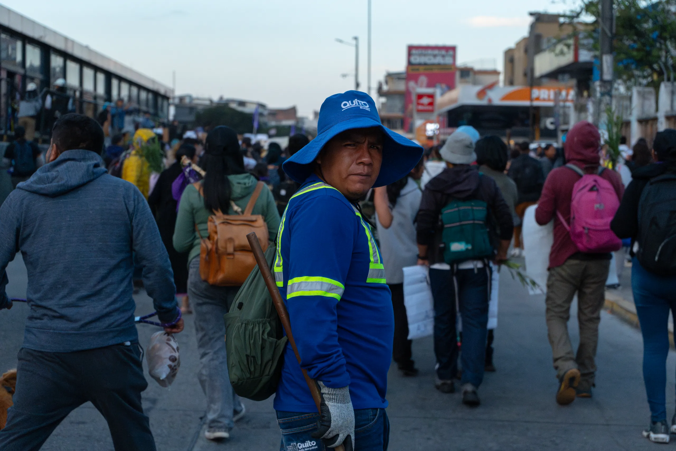 Retrato de un barrendero recogiendo basura durante una marcha en Quito. Retrato de un barrendero recogiendo basura durante una marcha en Quito.