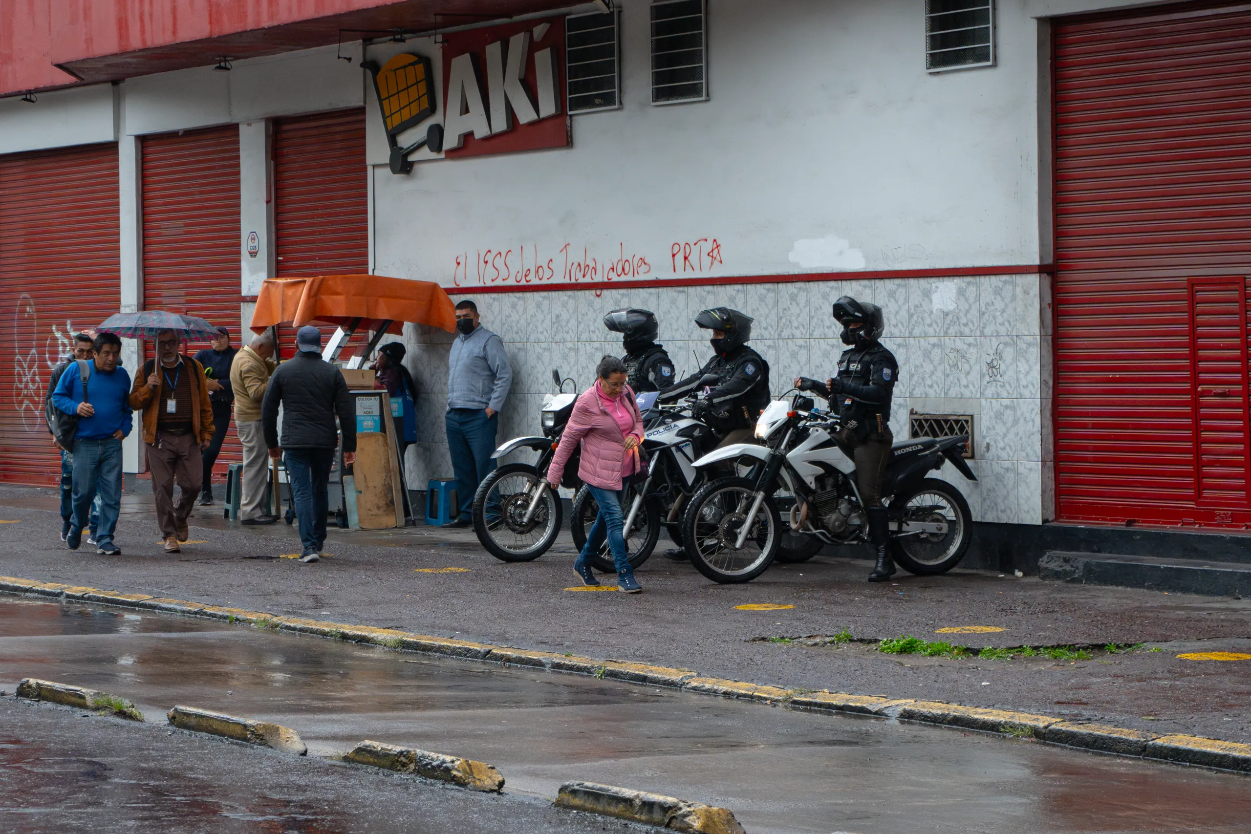 Policías parqueados afuera de un supermercado vigilando las manifestaciones. Policías parqueados afuera de un supermercado vigilando las manifestaciones.