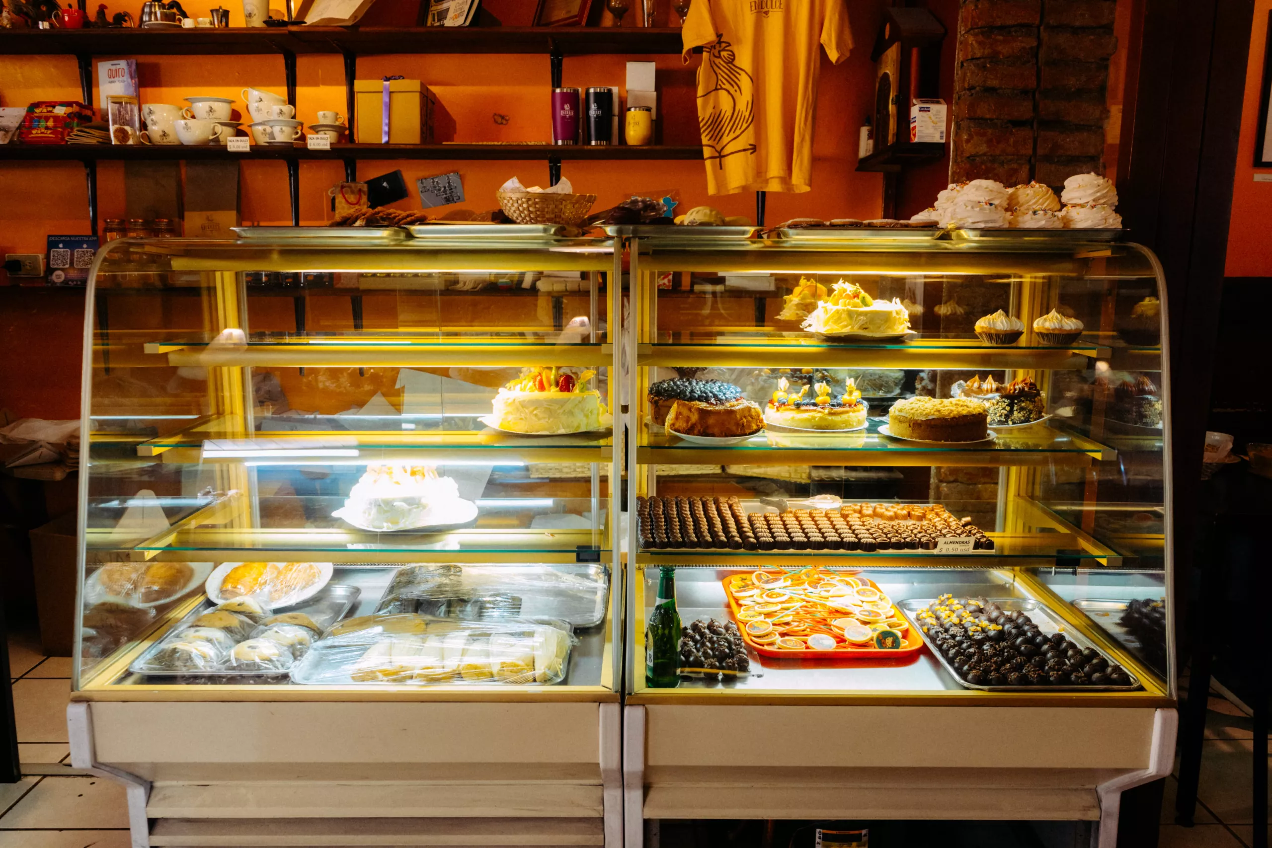 El mostrador de la clásica cafetería del Centro Histórico de Quito El mostrador de la clásica cafetería del Centro Histórico de Quito