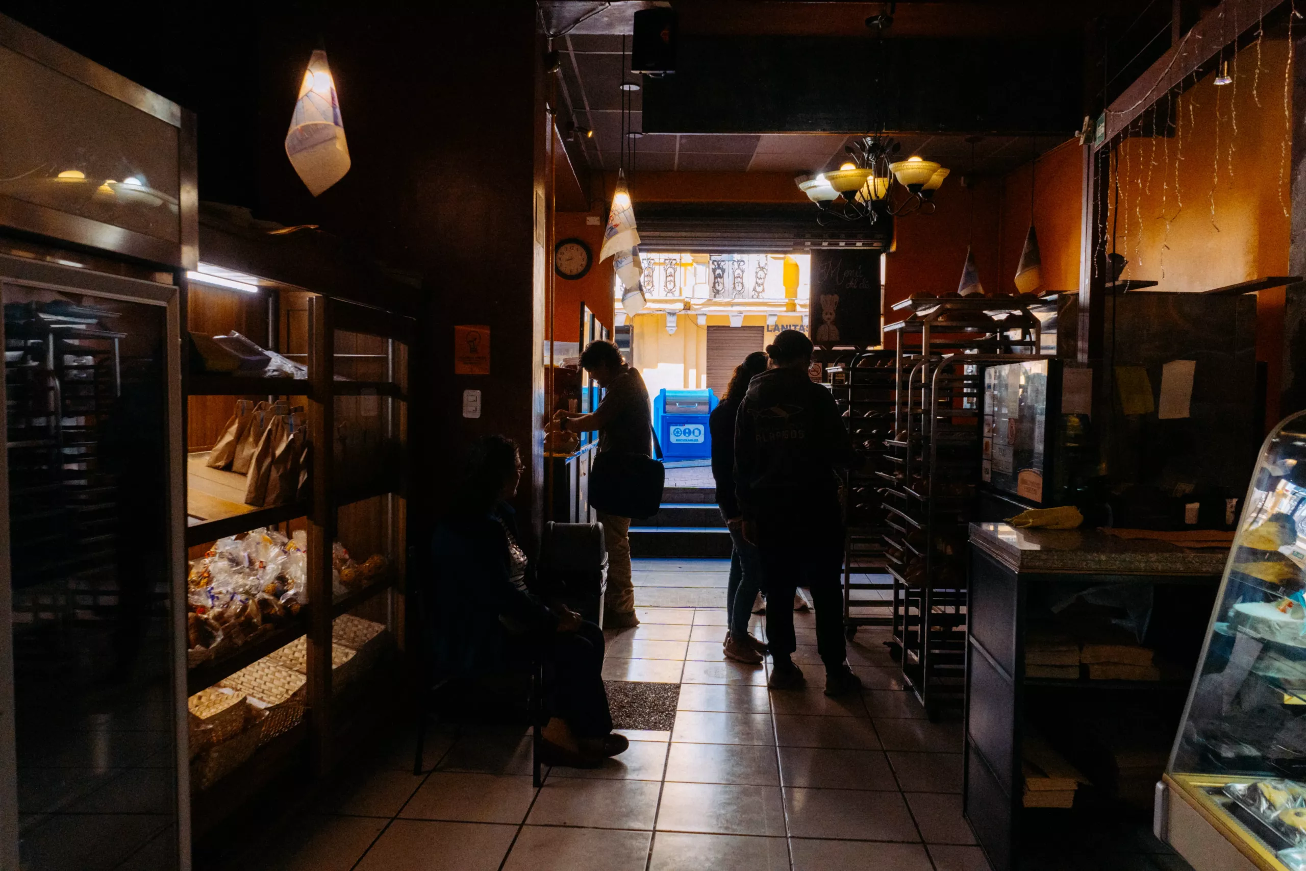 El corredor central de la icónica cafetería del Centro Histórico de Quito El corredor central de la icónica cafetería del Centro Histórico de Quito