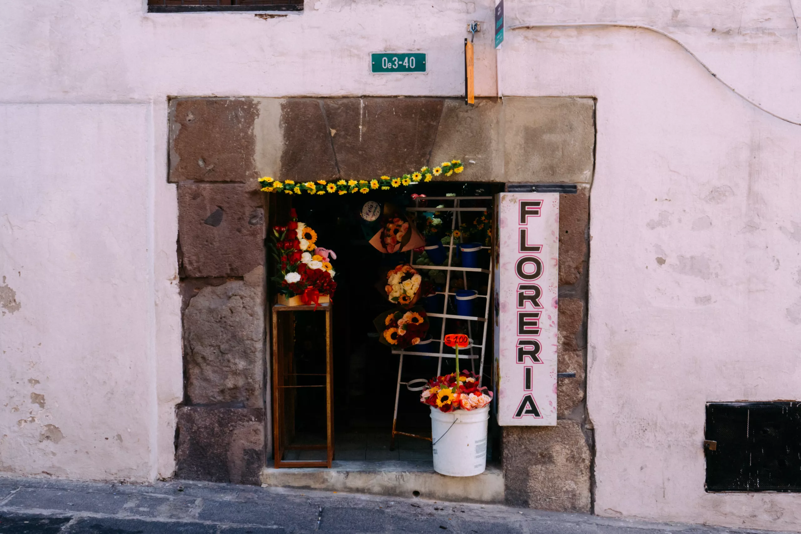 En el Centro Histórico de Quito, algunos puestos de flores tienen décadas en sus sitios En el Centro Histórico de Quito, algunos puestos de flores tienen décadas en sus sitios