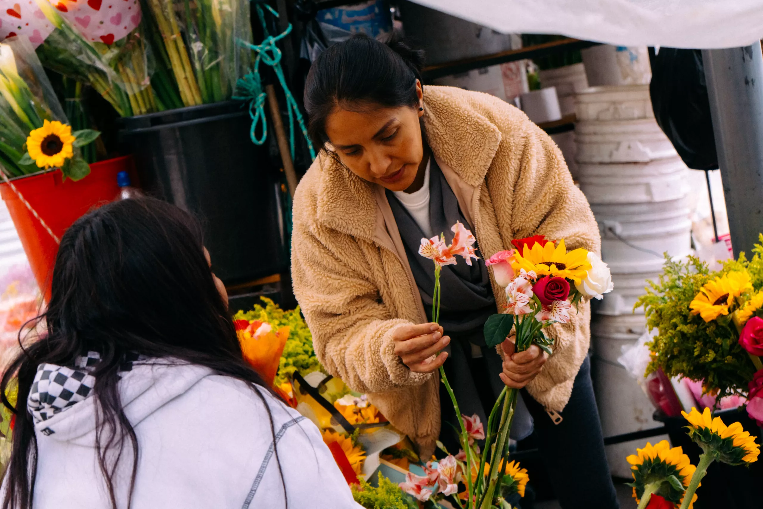 Nathaly Singo, armando un ramo de girasoles y rosas en su puesto Nathaly Singo, armando un ramo de girasoles y rosas en su puesto