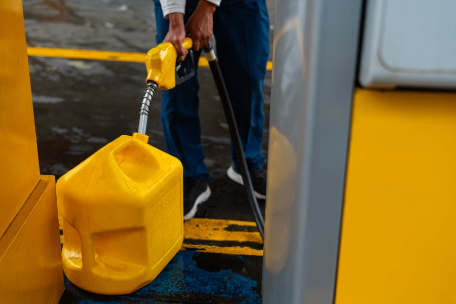 Compra de gasolina en la crisis eléctrica.