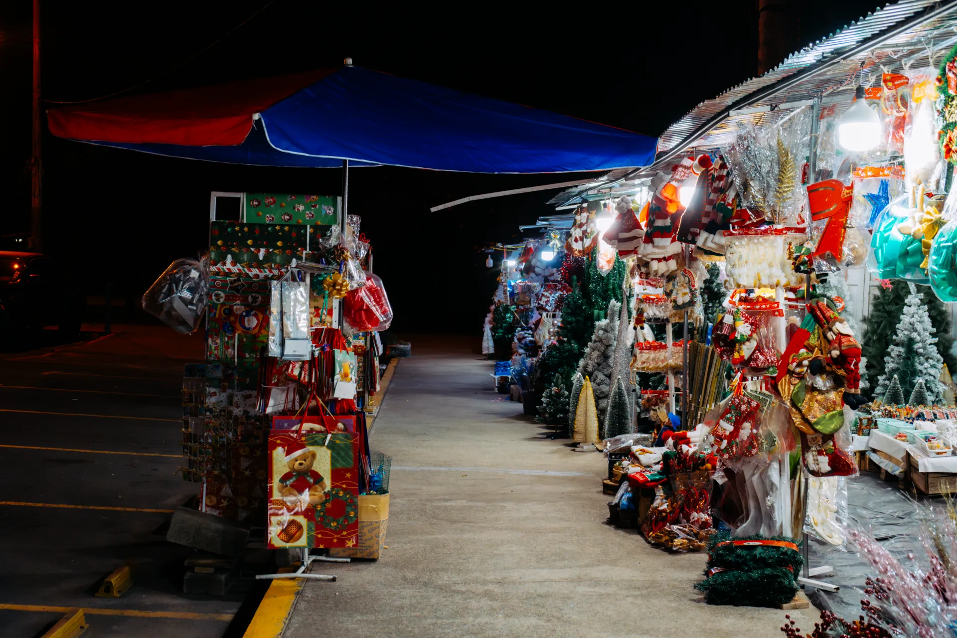 Los puestos navideños del parque La Carolina, una noche de diciembre de 2025 Los puestos navideños del parque La Carolina, una noche de diciembre de 2025