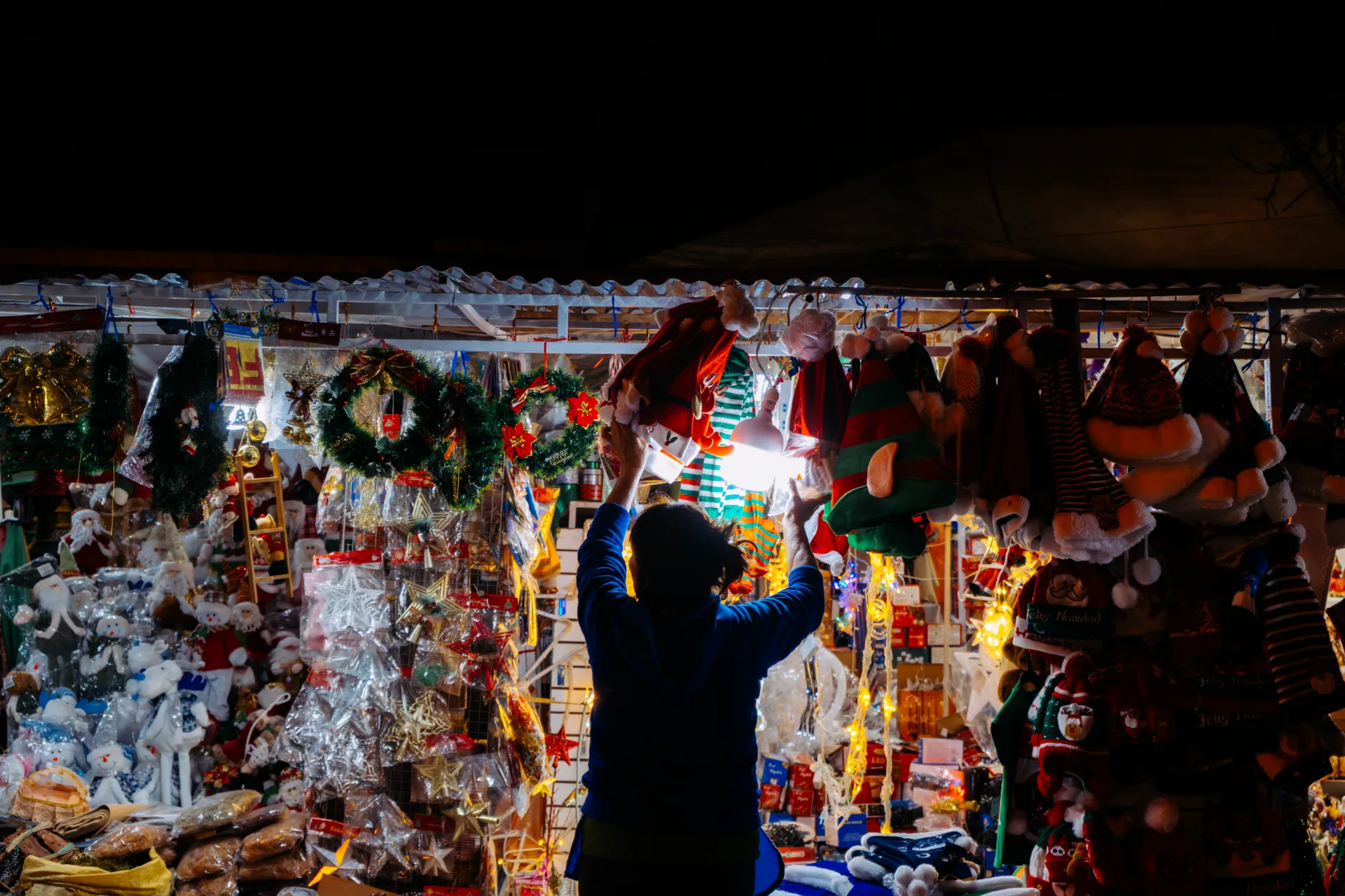 Una atiende en un puesto de Navidad en Quito Una atiende en un puesto de Navidad en Quito
