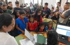 Los niños de Sinangoe presentando la demanda de acción de protección en Sucumbíos