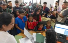 Los niños de Sinangoe presentando la demanda de acción de protección en Sucumbíos