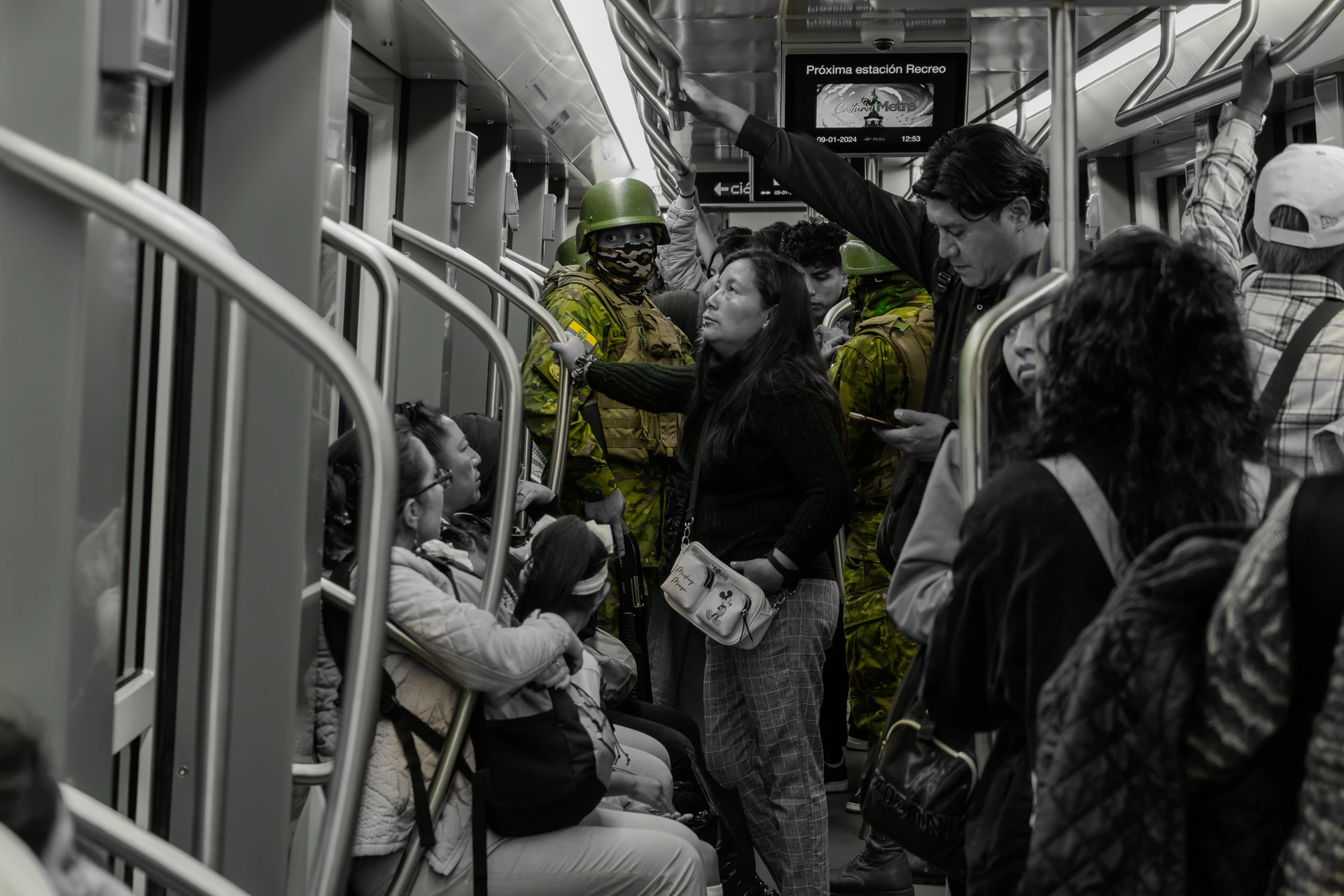 militares en las calles de Quito, en el metro también militares en las calles de Quito, en el metro también